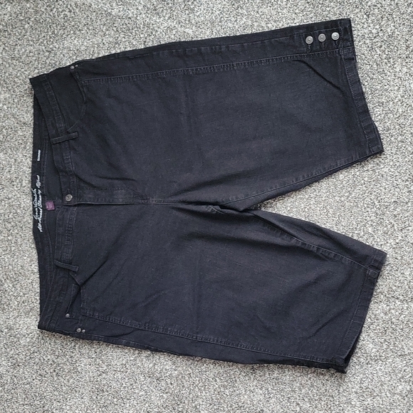 Gloria Vanderbilt Black Capris !!! - Picture 2 of 8